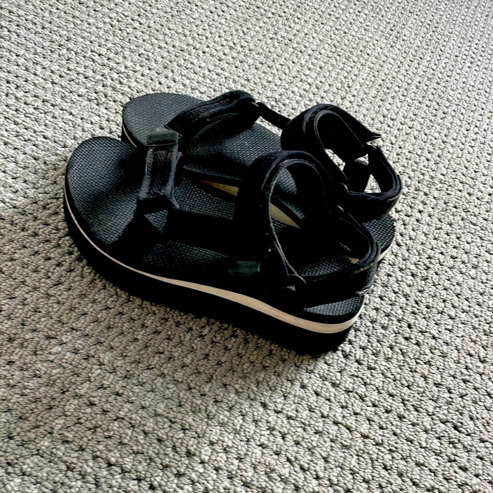Woman’s size 6 tevas